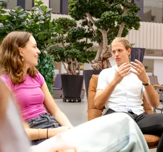 Jongen, meisje in overleg in atrium