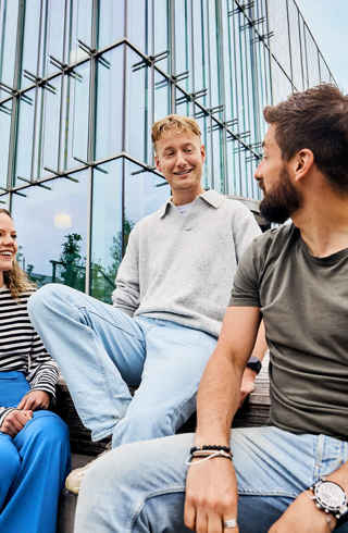 Buiten algemeen drie mensen op vlonder