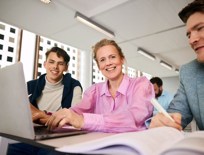 DT vrouw in les met mannen