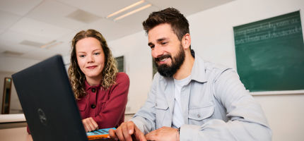 DT twee studenten achter laptop