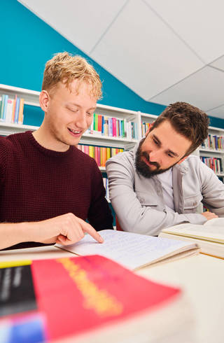 Twee mannen in studiecentrum